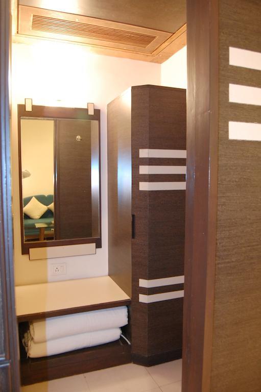 Shreemaya Hotel Indore Buitenkant foto