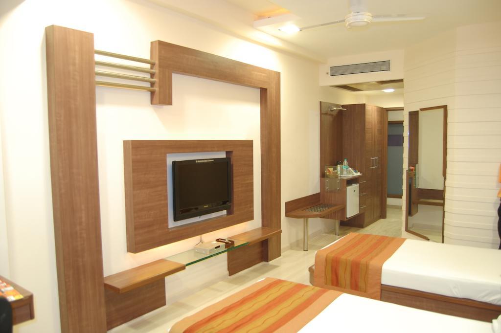 Shreemaya Hotel Indore Buitenkant foto