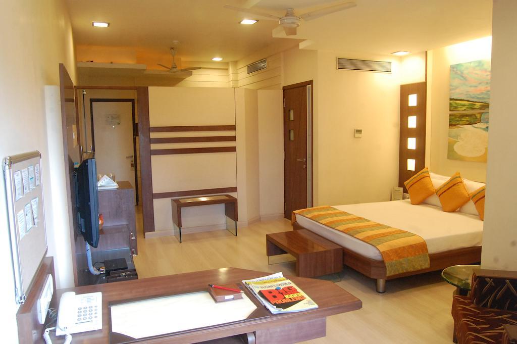 Shreemaya Hotel Indore Buitenkant foto