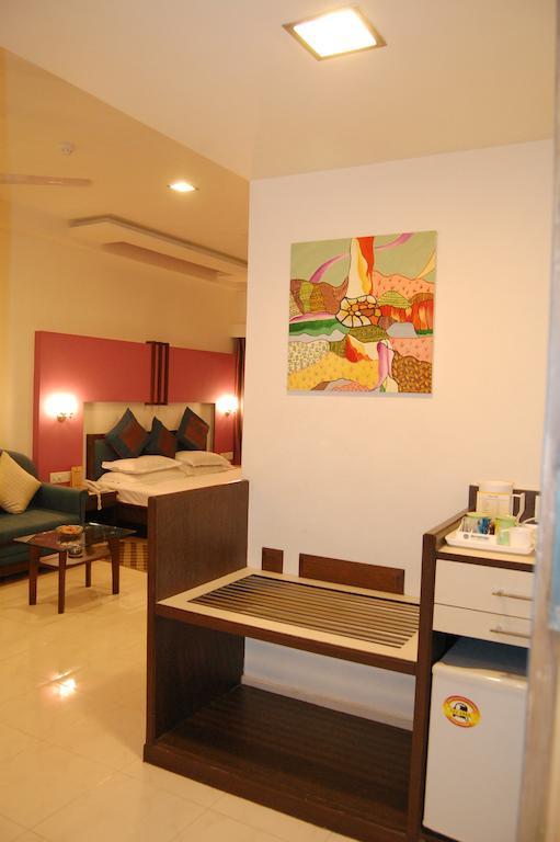 Shreemaya Hotel Indore Buitenkant foto