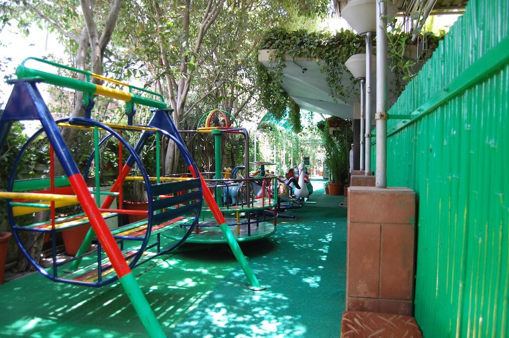 Shreemaya Hotel Indore Buitenkant foto