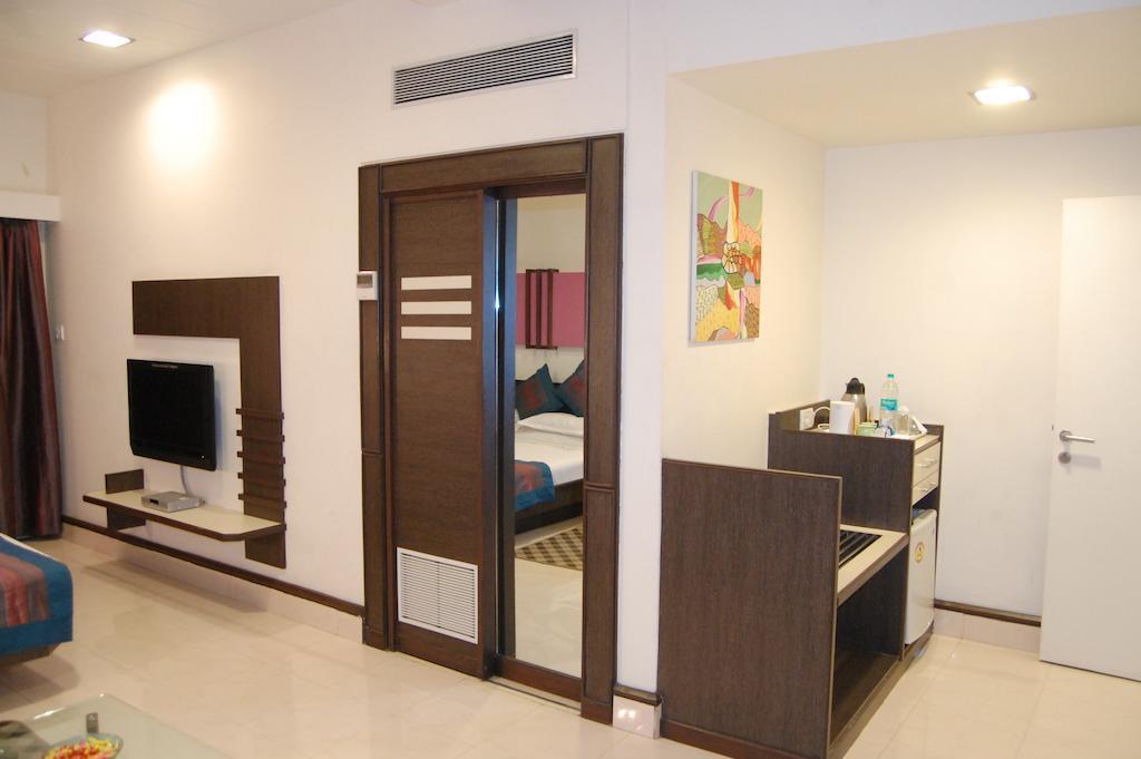 Shreemaya Hotel Indore Buitenkant foto